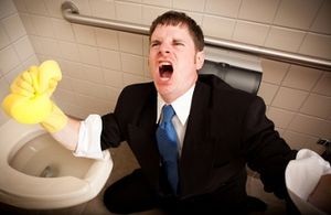 homme en costume qui crie sa rage de nettoyer les chiottes en cravate