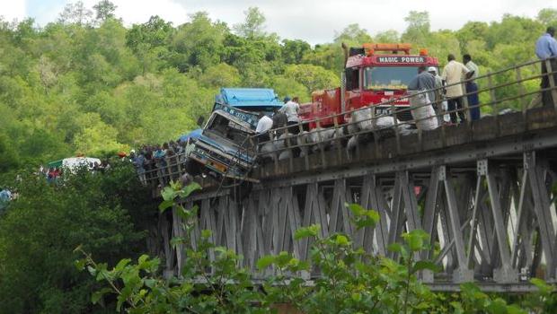 Accident de la route en Afrique, camion qui tombe d'un pont