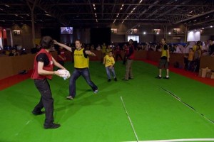 Partie de Boufbol sur pelouse synthétique à l'intérieur de l'Ankama Convention #4 à Paris en 2009