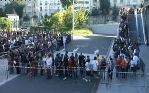 Longue queue de visiteurs en file d'attente devant l'entrée de l'Ankama Convention