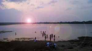 anuradhapura sri lanka baignade au soleil couchant dans le lac en bordure de temple et de forêt