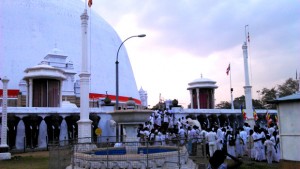 anuradhapura sri lanka pagode bouddhiste et pélerins