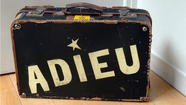 Valise avec marqué adieu dessus