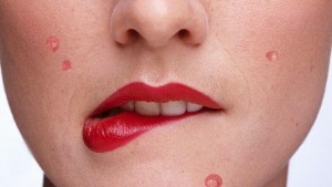 Visage de femme avec boutons et rouge à lèvres