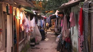 Belle photo des ruelles d'une bidonville de mumbai bombay