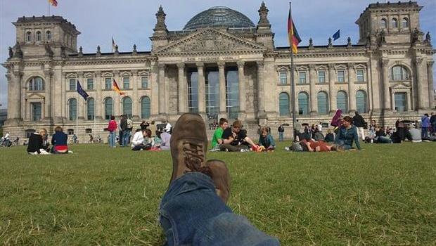 Pieds et jambes étendus devant le bundestag allemand