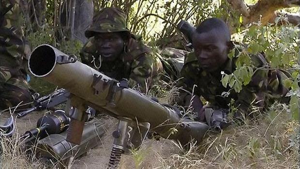 Soldats kenyans cachés avec un lance-roquettes