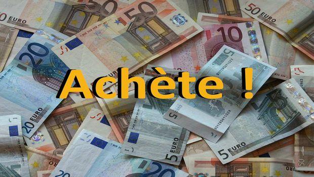 Arrière-plan de billets euros en tas désordonné avec message publicitaire subliminal achète