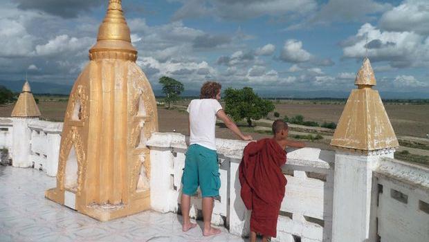 Nabolo sur le toît d'un temple bouddhiste avec un jeune moine en Birmanie