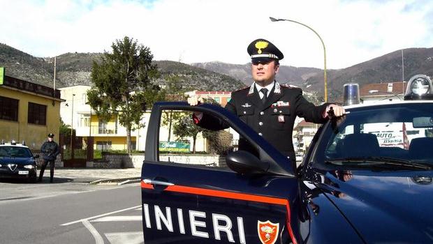 Carabinieri italien en uniforme près de sa voiture classe