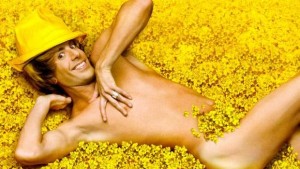 Brüno de Sacha Barron Cohen blond nu dans un champ de fleurs jaunes