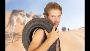 Photo kitch book de Jeromeo Nabolo l'aventurier qui porte un pneu dans le désert