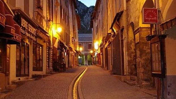 Briançon de nuit lumières jaunes et chaudes vue sur la gargouille