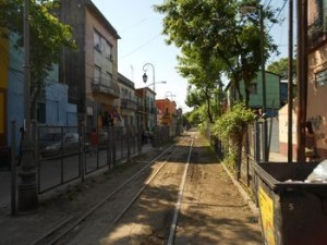 Voie ferrée dans el camineto de la boca à Buenos Aires en Argentine