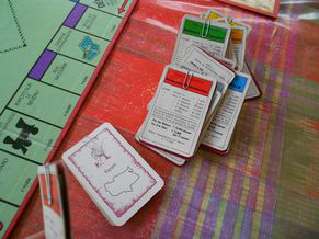 Cartes monopoly et risk attachées pour jouer au monoporisk