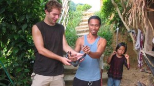Jéroméo aka Nabolo l'aventurier tripote un cobra royal accroché à son bras