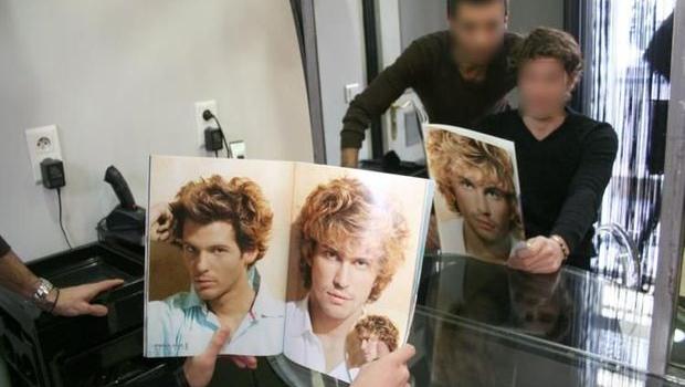 Client chez le coiffeur qui regarde un magasine de coiffure