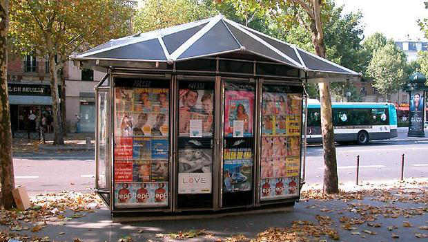 Kiosque à journaux portes fermées