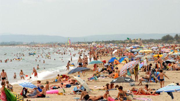 Plage de sable couvertes de vacanciers