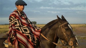 gaucho d'argentine avec cheval poncho et béret à cheval sur la plaine
