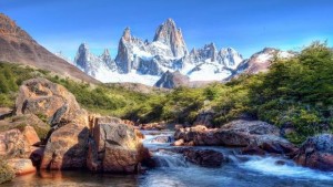 Photo du fitz roy en Patagonie, depuis la rivière