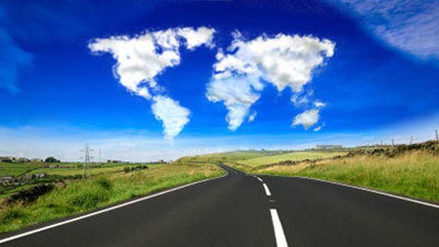 nuages qui dessinent les continents du monde au-dessus de la route du globe-trotter