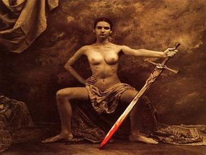 Femme guerrière nue avec une épée