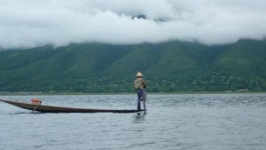 pêcheur unijammbiste sur le lac d'inle lake en Birmanie