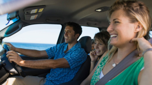 Famille qui s'amuse dans une voiture