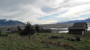 de petites maisons cabanes devant un paysage de Patagonie