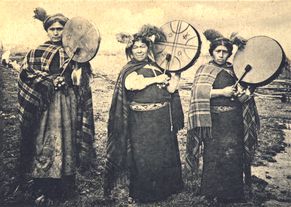 Trois Mapuche sur une vieille photo en noir et blanc et costumes traditionnels