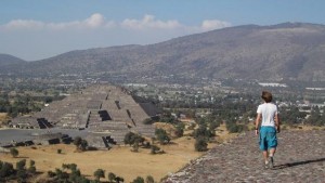Nabolo marche vers le temple du soleil à Teotihuacan