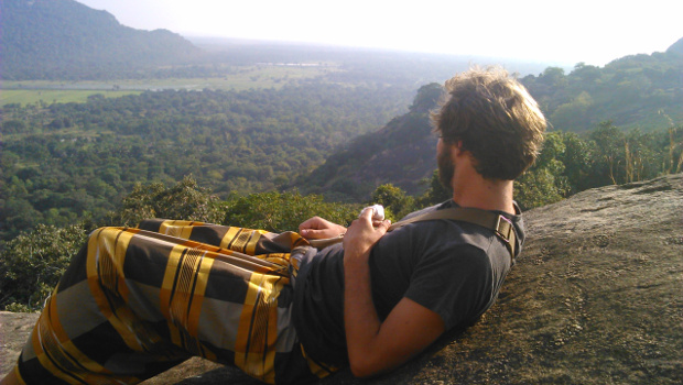 mihintale sri lanka nabolo sur un rocher paysage du sri lanka sarong