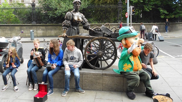 Statut de Molly Malone à dublin avec le leprechaun et une joueuse de violon