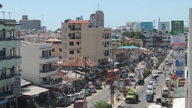 rue de Mombasa, circulation et immeubles, vue de haut en plongée