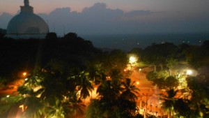 monastère bouddhiste de Mihintale au sri lanka couché de soleil et lumière orange