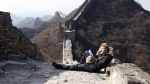 Nabolo cherche l'inspiration allongé sur la grande muraille de Chine