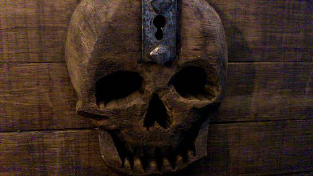 Coffre à trésor en bois avec une serrure en forme de crâne humain