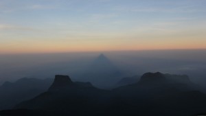 pic d'adam sri pada l'ombre en triangle nabolo