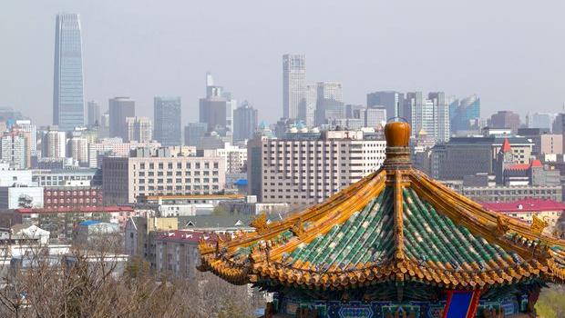 ancien toit chinois avec vue sur la ville moderne de pékin beijing