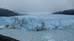Le glacier du perito moreno vu de haut au matin dans le brume