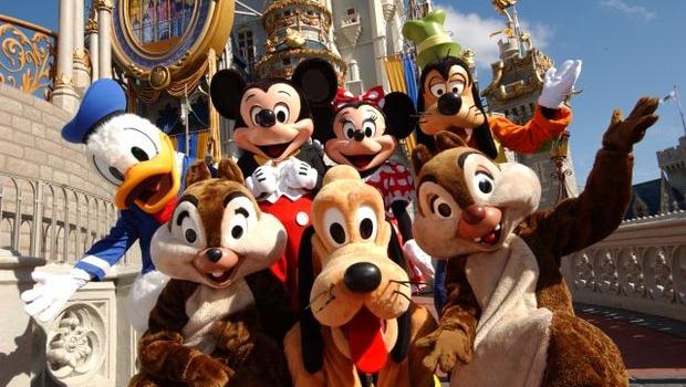 Personnage des disney joués par des acteurs dans leurs costumes au parc disneyland, Pluto, Mickey, Minnie, Dingo, Donald, Tic et Tac