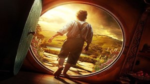 Affiche de Bilbo le hobbit qui sort de sa maison de dos par la porte comme on sort d'un trou vers la lumière