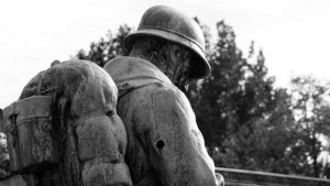 Statue d'un poilu vu de dos et tête baissée, monument aux morts des soldats de 14-18