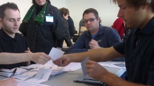 pourquoi voter ? pourquoi ne pas voter ? Nabolo en train de dépouiller les buletins e l'élection présidentielle de 2012