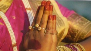namaste indien mains jointe et peintes femmes indienne