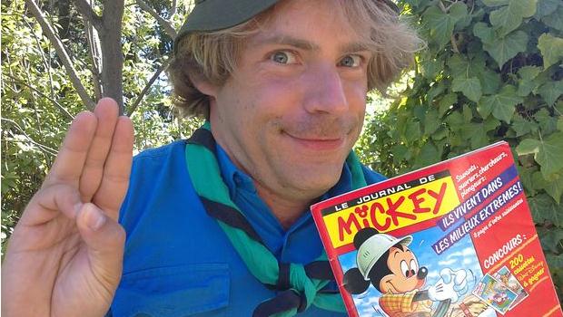 nabolo scout débile avec son journal de mickey scout toujours prêt