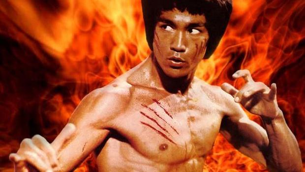 Bruce Lee avec une aura de flammes