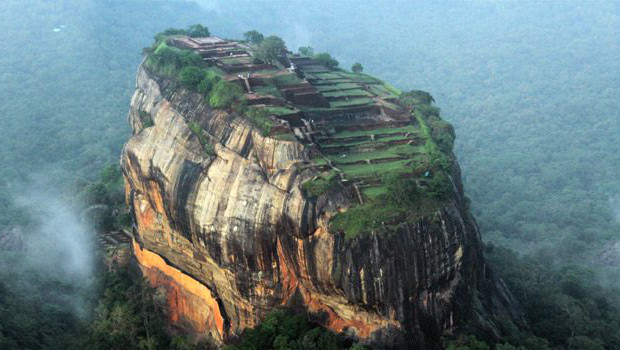 sigiriya rock fortress la forteresse de sigiriya au sri lanka vue d'avion