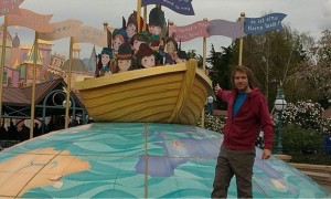 Nabolo devant it's a small world after all à disneyland paris